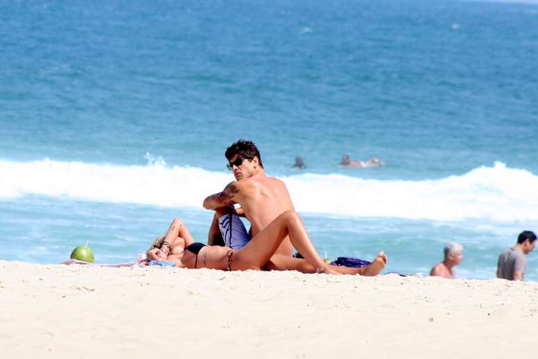 Yasmin Brunet e o marido, Evandro Soldati, curtem praia de Ipanema