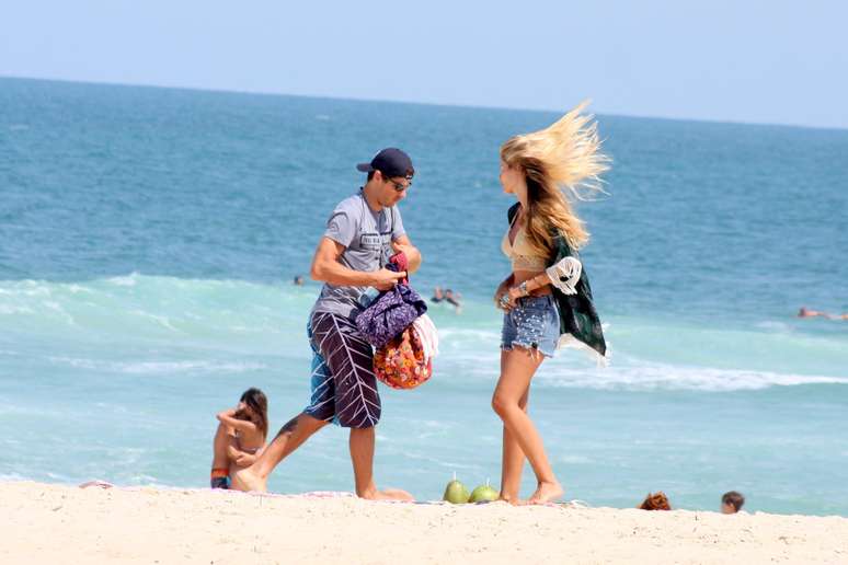 Yasmin Brunet e o marido, Evandro Soldati, curtem praia de Ipanema