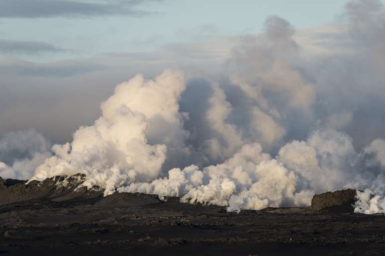 A Islândia declarou neste domingo alerta vermelho perto de seu maior vulcão, após uma nova erupção