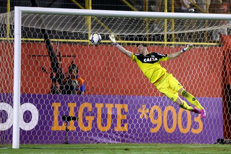 <p>Paulo Victor foi decisivo no fim da partida ao defender p&ecirc;nalti de Juan</p>