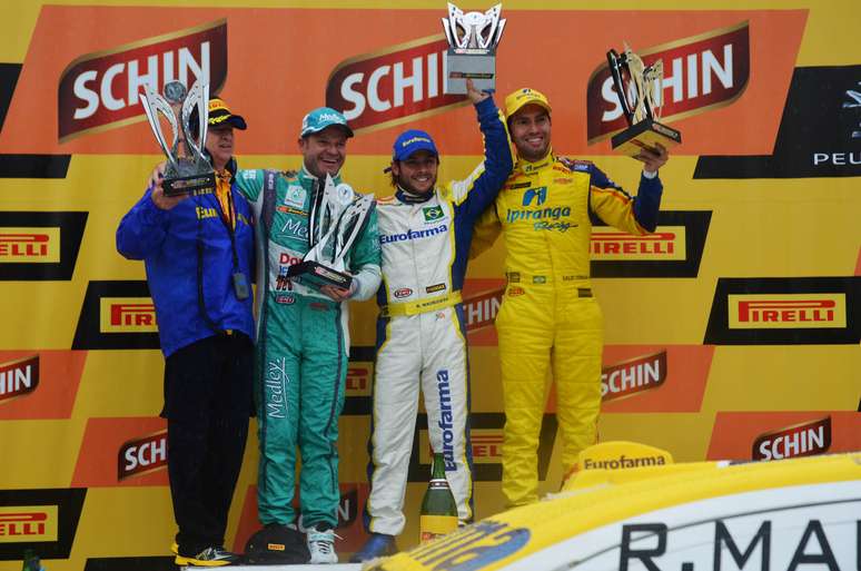 P&oacute;dio da segunda prova, com Rubens Barrichello, Galid Osman e Ricardo Masur&iacute;cio 
