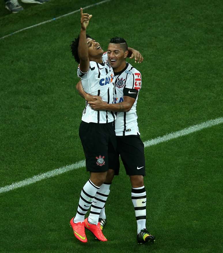 Romarinho comemora gol de empate do Corinthians