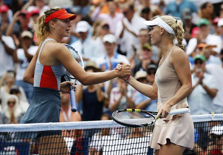 Wozniacki e Sharapova se cumprimentam; duelo de belas no US Open 