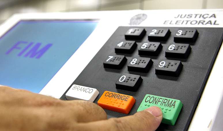 <p>Aplicativos ajudam eleitores na hora de votar</p>