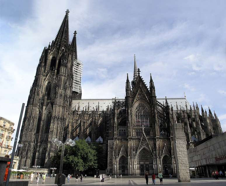 Catedral de Colônia - A Catedral de Colônia é um dos cartões-postais mais conhecidos da cidade. A partir do próprio Rio Reno, porta de entrada dos cruzeiros, ela se impõe na paisagem. O prédio gótico tem como destaque suas duas torres gigantescas, que foram finalizadas em 1880. A torre norte é a mais alta, com 157,38 metros, 7 centímetros maior do que a torre sul