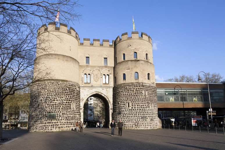 Portões Medievais - Durante a Idade Média, Colônia era fortificada por muros e possuía 12 portões. Atualmente apenas três permanecem em pé: o Hahnentor, na Rudolfplatz, o Eigelsteintor, na Eberplatz e o Severinstor, na Chlodwigplatz