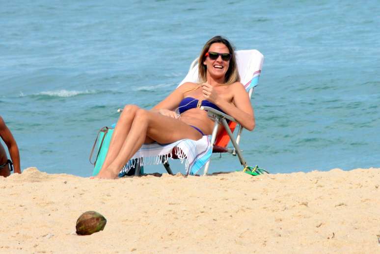 Letícia Birkeheuer aproveitou a praia do Rio de Janeiro nesta segunda-feira