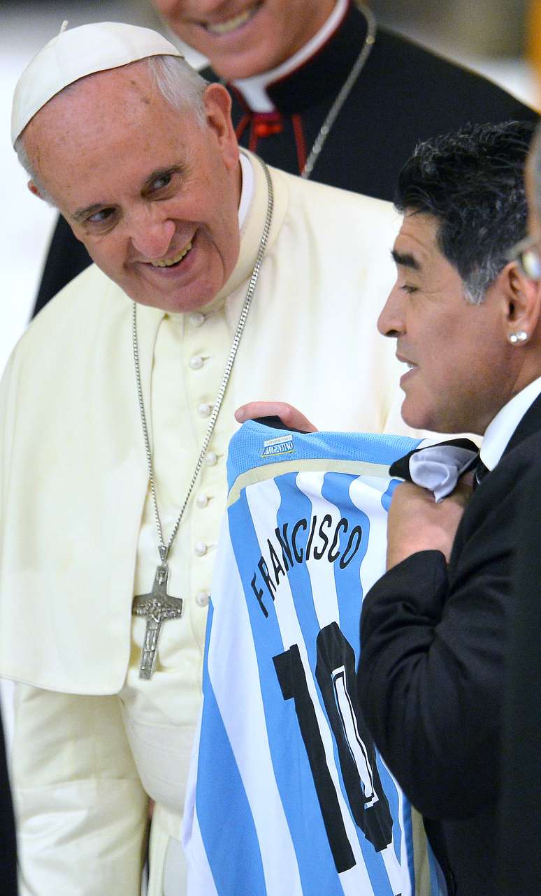 Maradona entrega camisa 10 da Argentina com o nome de Francisco ao papa