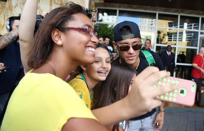 <p>Neymar e David Luiz tiraram fotos com crianças na frente do hotel</p>