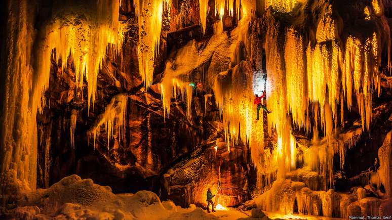 <p>A cidade de Eidfjord, na costa oeste da Noruega, é conhecida por suas cascatas de gelo, que formam o cenário perfeito para combinar o trabalho do fotógrafo Thomas Senf e da equipe de escaladores Mammut</p>