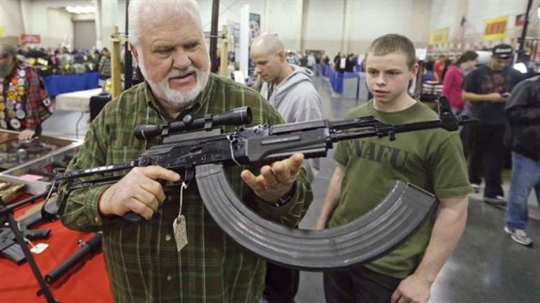 <p>Policial segura uma AK-47, nos EUA</p>