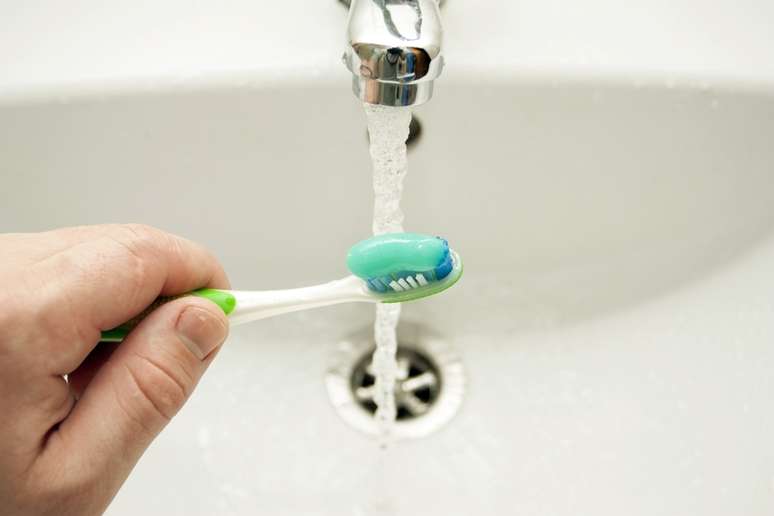 Em média, 74% dos entrevistados realizam as atividades consideradas adequadas para o uso racional da água, sendo que a ação mais difundida é a de fechar a torneira enquanto escova os dentes (90,4%). 