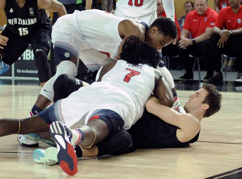 Abercrombie, da Nova Zel&acirc;ndia, e Kenneth Faried e Rudy Gay, dos Estados Unidos, disputam bola