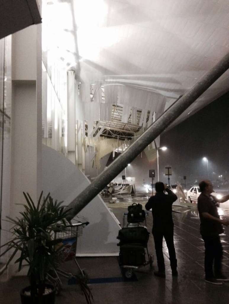 Vento derrubou parte do teto do aeroporto Marechal Rondon, no MT