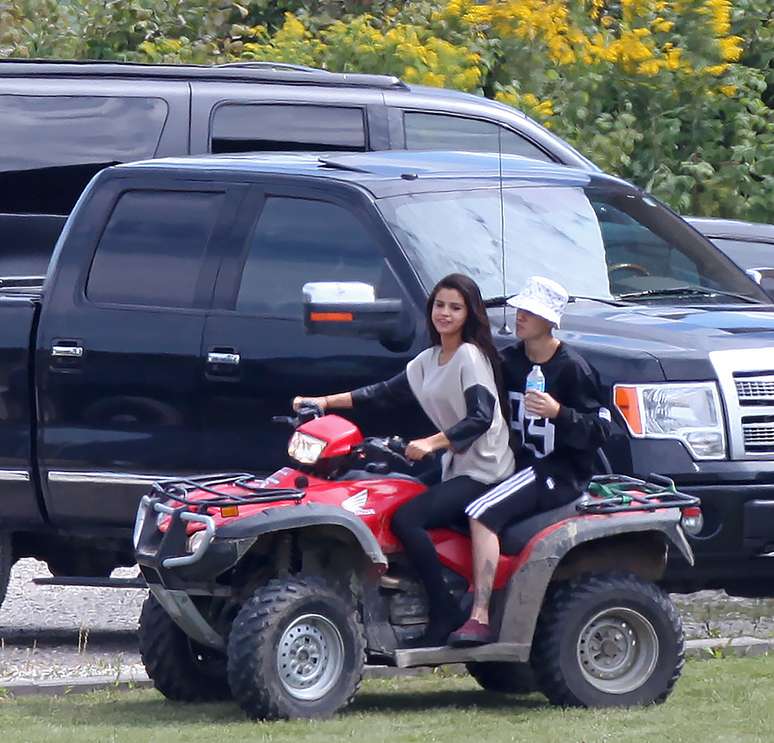 Justin Bieber e Selena Gomez em quadriciclo no mesmo dia do acidente