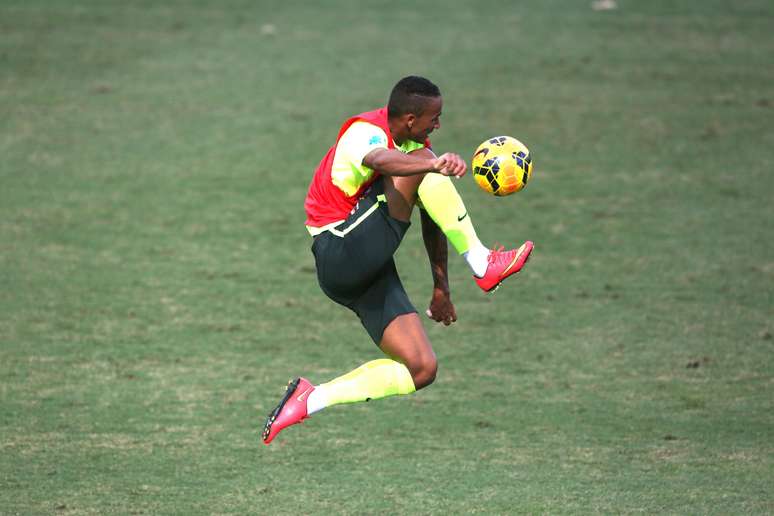 Danilo começou entre os reservar no treino da Seleção Brasileira