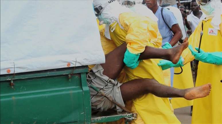 O paciente teve de ser colocado dentro da ambulância à força pelos médicos