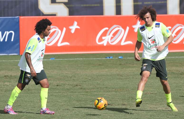 Marcelo e David Luiz trocam passes durante treino de fundamento da Seleção