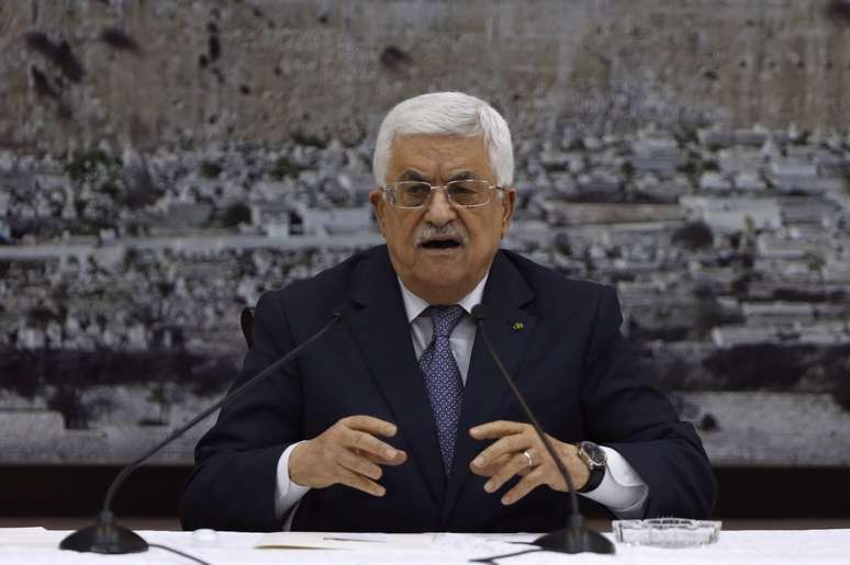 <p>O presidente palestino, Mahmoud Abbas, participa de uma reuni&atilde;o com a lideran&ccedil;a palestina na cidade de Ramallah, Cisjord&acirc;nia, em 26 de agosto</p>