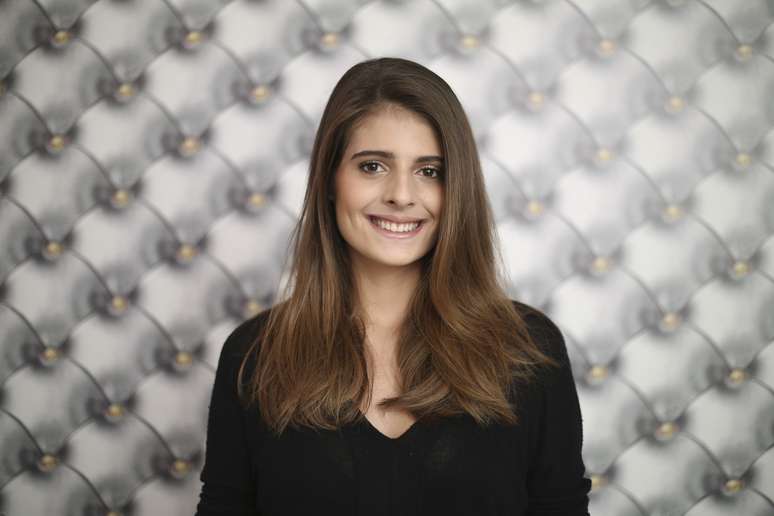 Deixe o cabelo liso, mas não chapado, com aparência mais natural