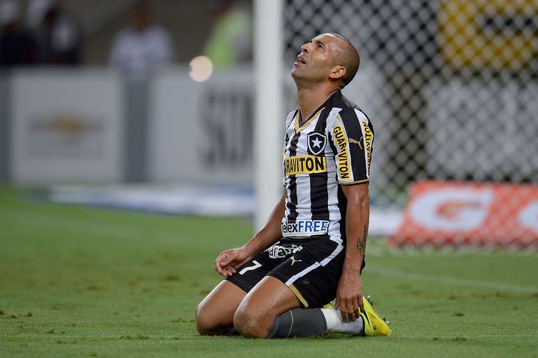 <p>Emerson Sheik comanda ataque do Botafogo</p>