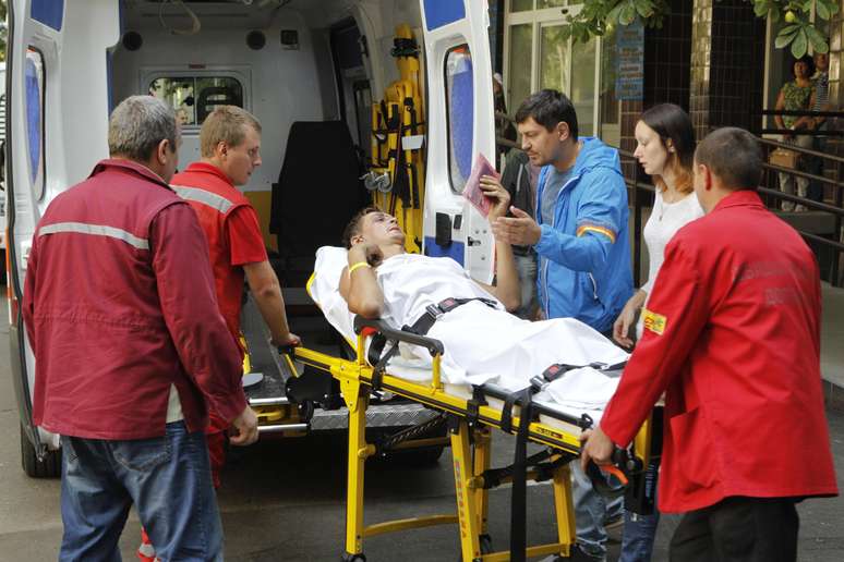 Homem ferido é colocado em ambulância após confrontos no leste da Ucrânia