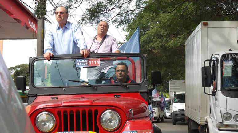 O candidato a deputado federal Paulo Maluf (PP) participa de carreata na zona leste de SP