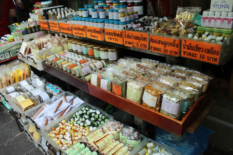 Bangkok &eacute; uma cidade de contrastes. Arranha-c&eacute;us ao lado de barracos com telha de lat&atilde;o; sistema de metr&ocirc; mais moderno e limpo do que muitas cidades europ&eacute;ias, contraposto por um tr&acirc;nsito ca&oacute;tico (com m&atilde;o inglesa) de tuk-tuks e motos