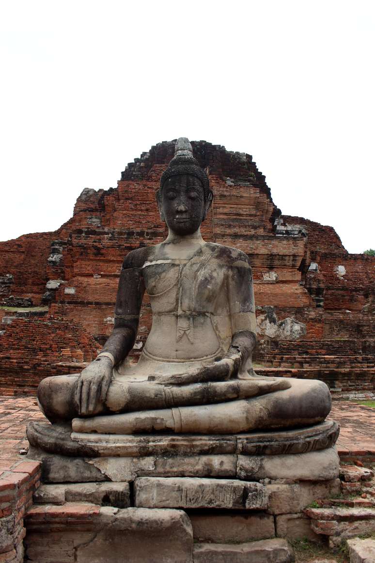 Bangkok &eacute; uma cidade de contrastes. Arranha-c&eacute;us ao lado de barracos com telha de lat&atilde;o; sistema de metr&ocirc; mais moderno e limpo do que muitas cidades europ&eacute;ias, contraposto por um tr&acirc;nsito ca&oacute;tico (com m&atilde;o inglesa) de tuk-tuks e motos