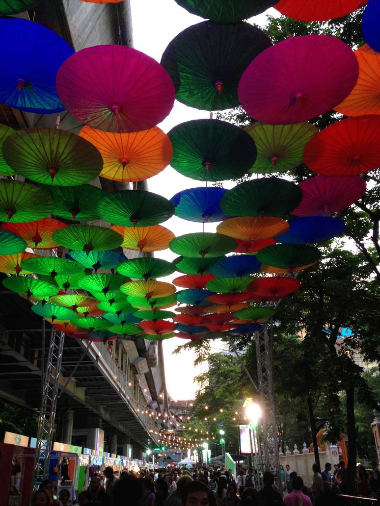Bangkok &eacute; uma cidade de contrastes. Arranha-c&eacute;us ao lado de barracos com telha de lat&atilde;o; sistema de metr&ocirc; mais moderno e limpo do que muitas cidades europ&eacute;ias, contraposto por um tr&acirc;nsito ca&oacute;tico (com m&atilde;o inglesa) de tuk-tuks e motos