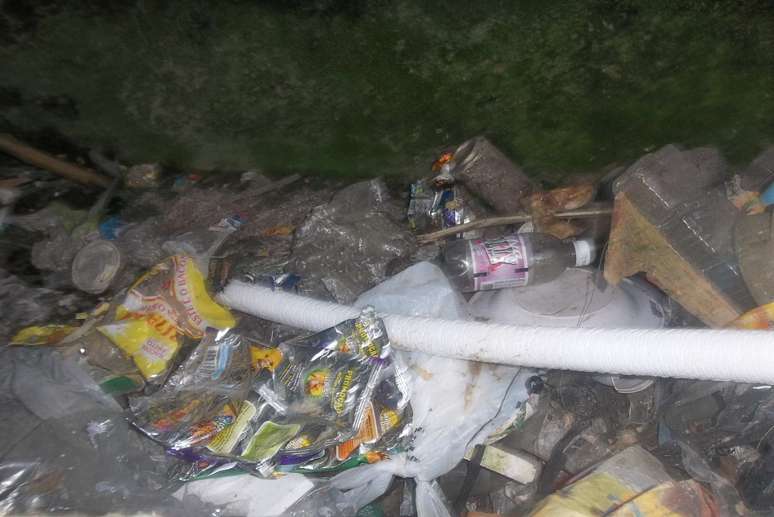 <p>Lixo se acumula em boca de lobo da Travessa Castanha do Pará</p>