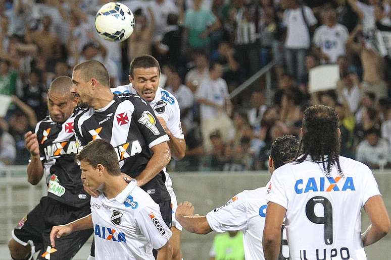 Vasco aposta na bola aérea, mas não consegue marcar