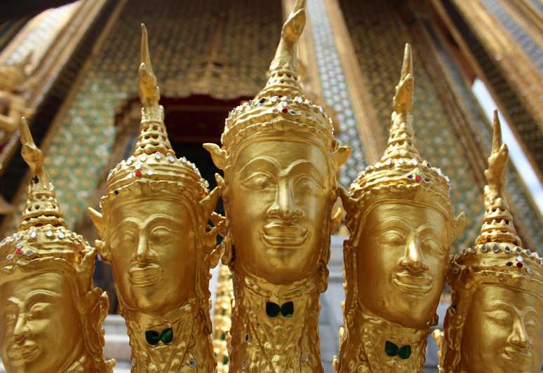 Bangkok &eacute; uma cidade de contrastes. Arranha-c&eacute;us ao lado de barracos com telha de lat&atilde;o; sistema de metr&ocirc; mais moderno e limpo do que muitas cidades europ&eacute;ias, contraposto por um tr&acirc;nsito ca&oacute;tico (com m&atilde;o inglesa) de tuk-tuks e motos