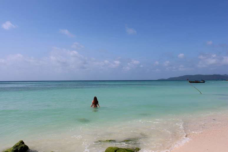 Bangkok &eacute; uma cidade de contrastes. Arranha-c&eacute;us ao lado de barracos com telha de lat&atilde;o; sistema de metr&ocirc; mais moderno e limpo do que muitas cidades europ&eacute;ias, contraposto por um tr&acirc;nsito ca&oacute;tico (com m&atilde;o inglesa) de tuk-tuks e motos