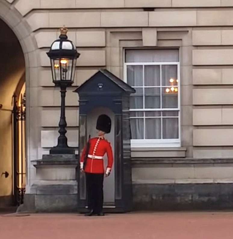 <p>O guarda da Rainha garantiu a diversão dos turistas</p>