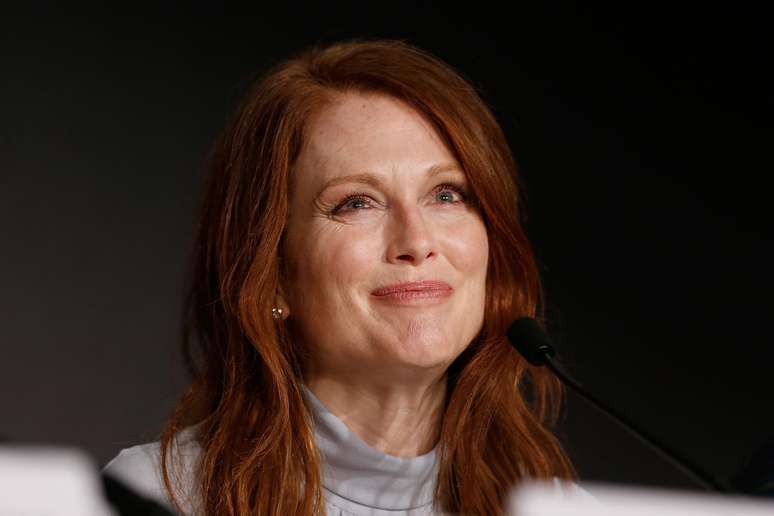 Julianne Moore já afirmou que lava seus cabelos ruivos com xampu e condicionador sem sulfato