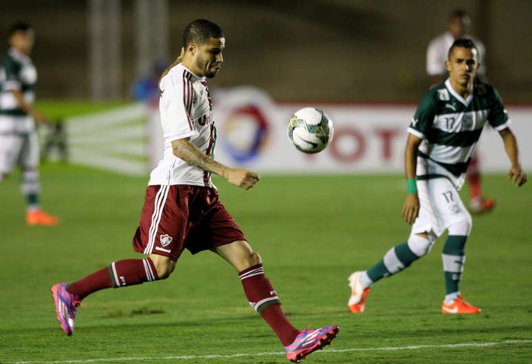 Lateral Bruno tenta jogada ofensiva na derrota para o Goiás