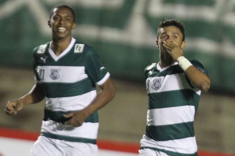 Erik comemora o gol da vitória do Goiás sobre o Fluminense