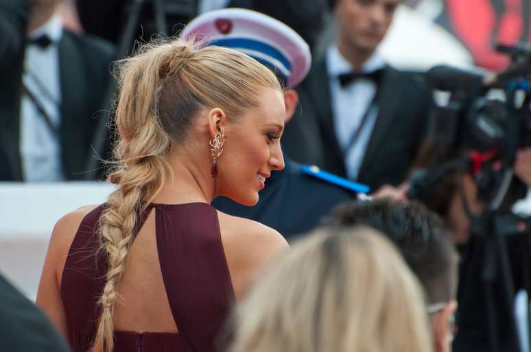 Blake Lively usou um rabo de cavalo trançado com fios arrepiados e mais desalinhados  