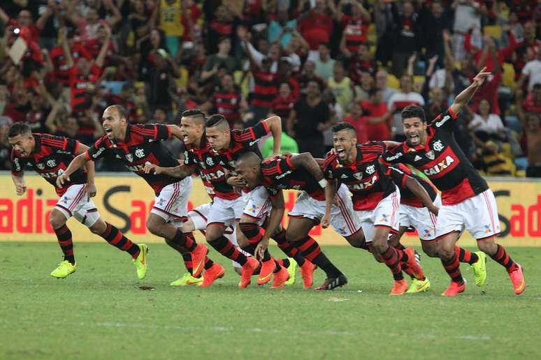 Jogadores do Flamengo festejam classificação às quartas de final da Copa do Brasil após disputa de pênaltis