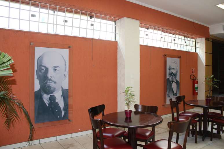 Lenin e Marx estampam paredes vermelhas da sala de espera do Comitê Central do PCdoB