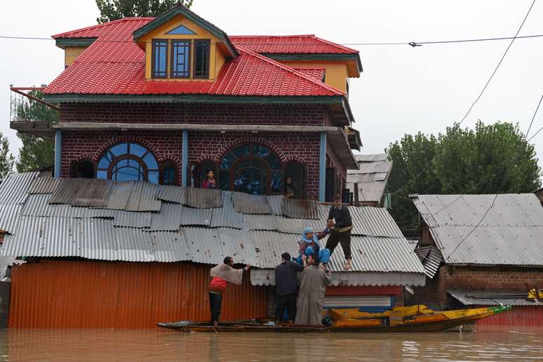 <p>Moradores se aglomeram em telhado para fugir de enchente na Índia</p>