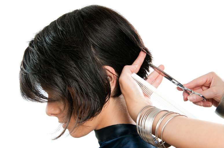 O hair stylist usa apenas as pontas da tesoura para finalizar o corte com a técnica point cutting  