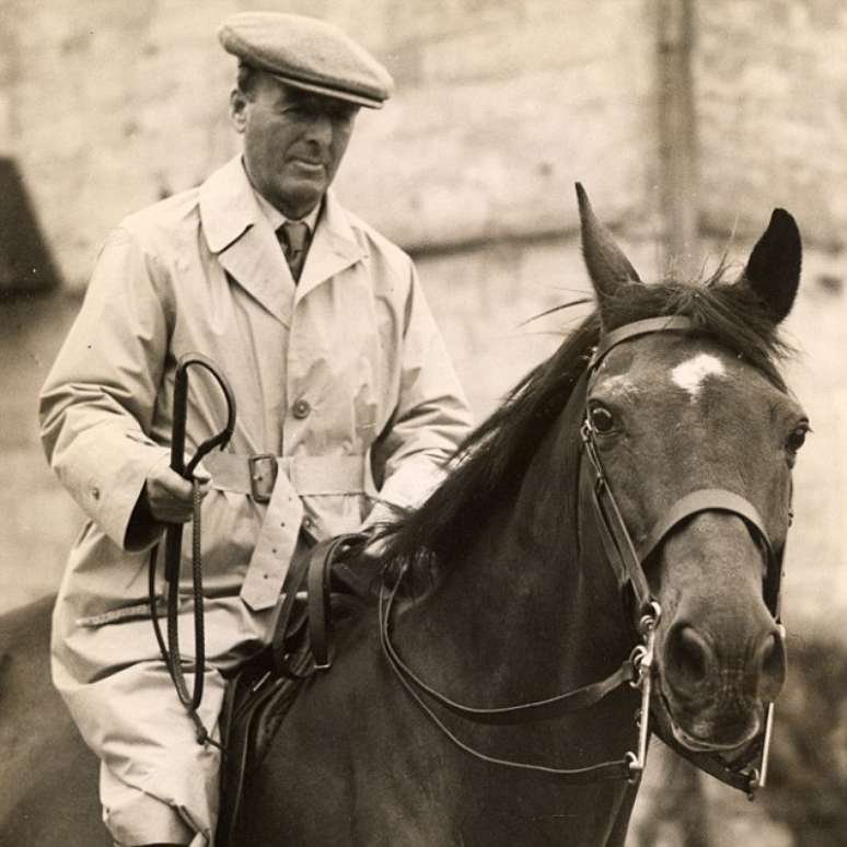 Britânicos homenagearam postumamente Warrior, que ficou conhecido como "o cavalo que os alemães não conseguiram matar"