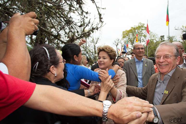 Multidão tenta se aproximar de Dilma na Expointer