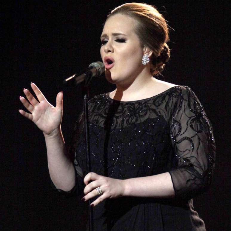 <p>Adele teria convidado Phil para partiipar de música, mas não o procurou depois</p>