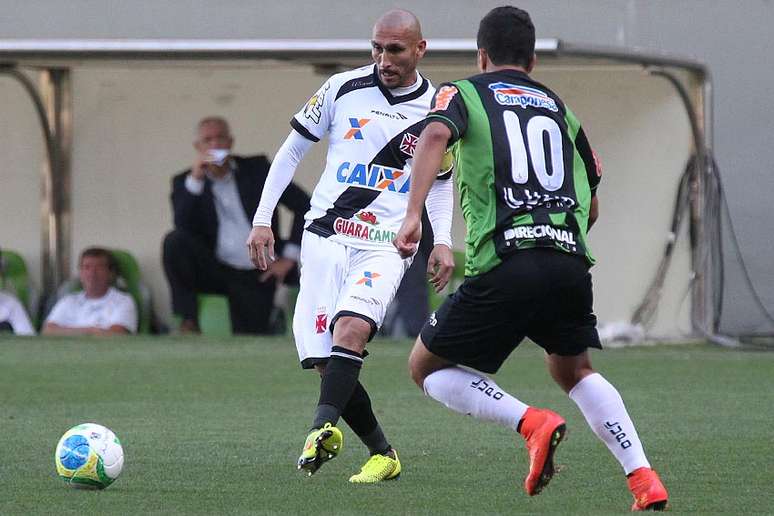 Guiñazu comanda o meio-campo do Vasco