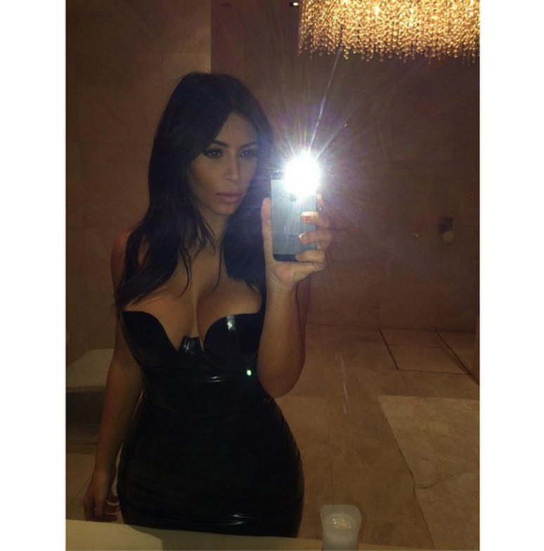 kim kardashian posta foto com decote generoso e é criticada