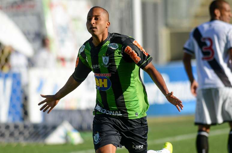 Willians, ex-Palmeiras, comemora primeiro gol do América-MG na partida