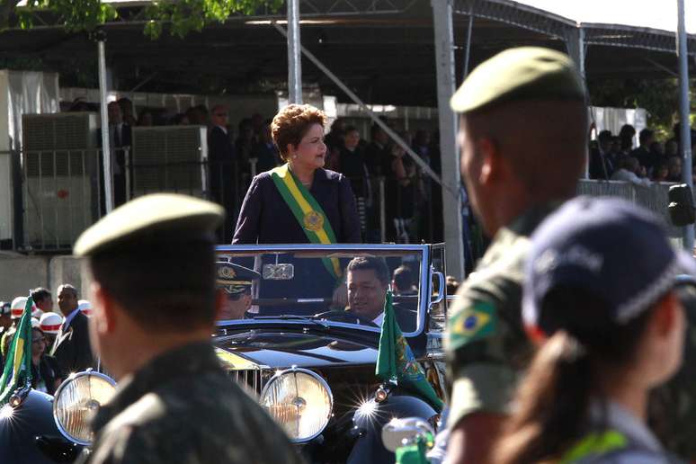 Dilma desfila em carro aberto em Bras&iacute;lia nas celebra&ccedil;&otilde;es de 7 de setembro